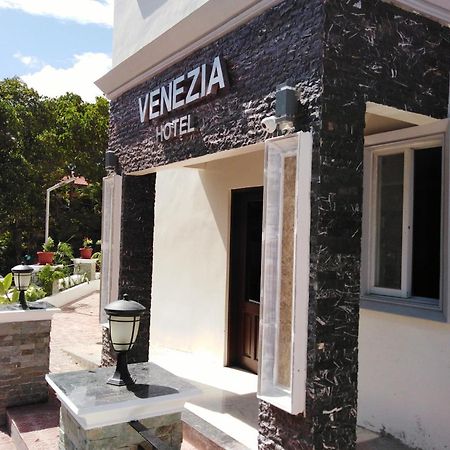 Venezia Suites Hotel Iloilo Bagian luar foto