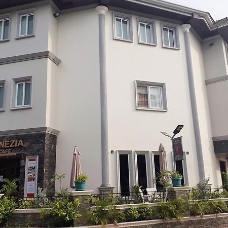 Venezia Suites Hotel Iloilo Bagian luar foto