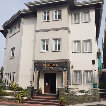 Venezia Suites Hotel Iloilo Bagian luar foto