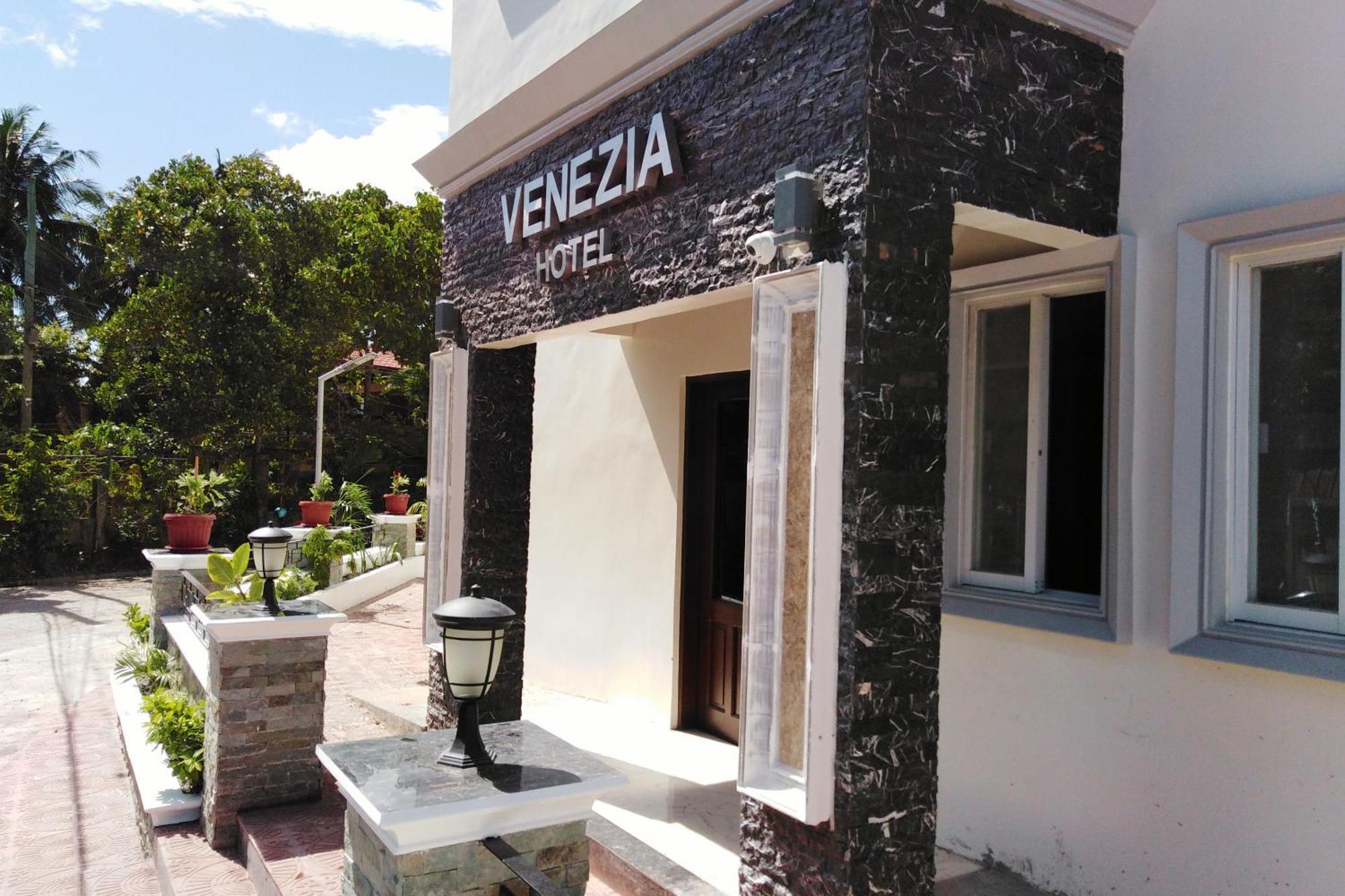Venezia Suites Hotel Iloilo Bagian luar foto
