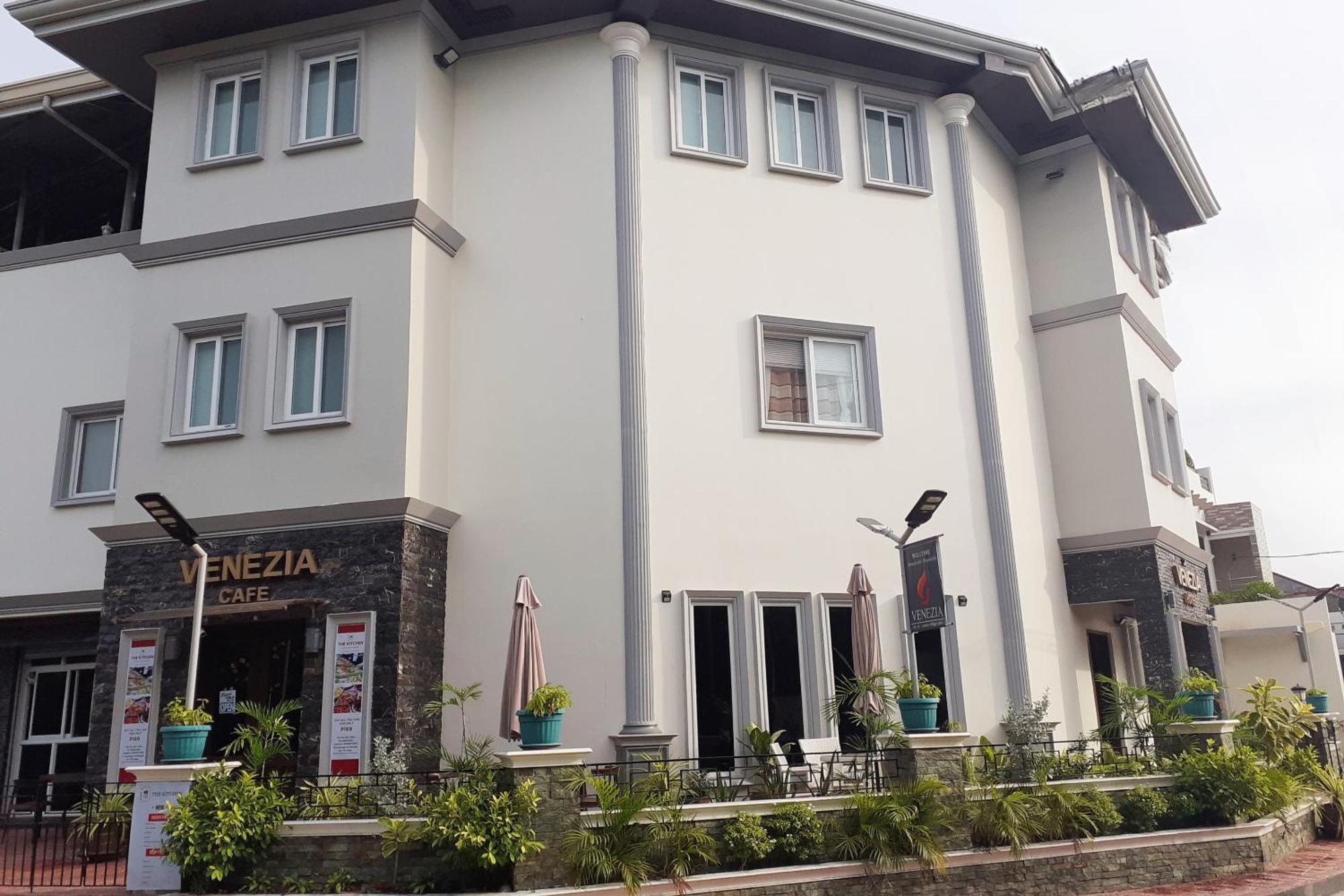 Venezia Suites Hotel Iloilo Bagian luar foto