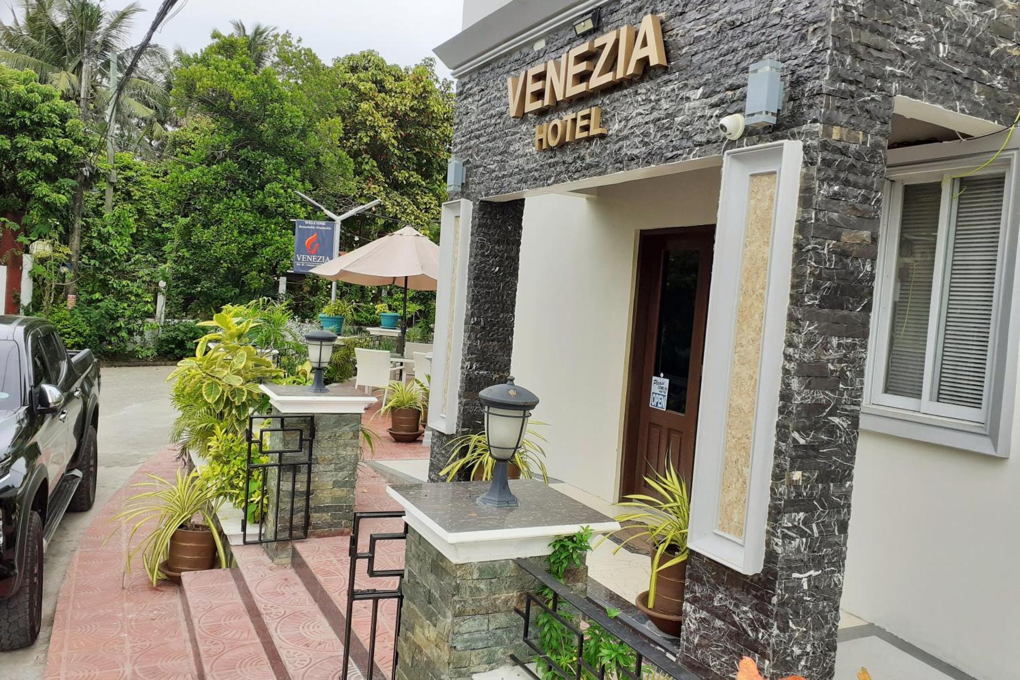 Venezia Suites Hotel Iloilo Bagian luar foto