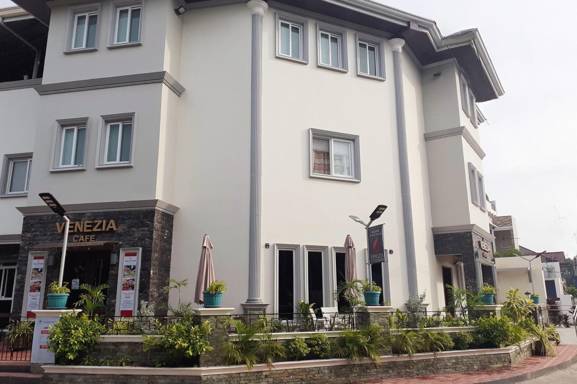 Venezia Suites Hotel Iloilo Bagian luar foto