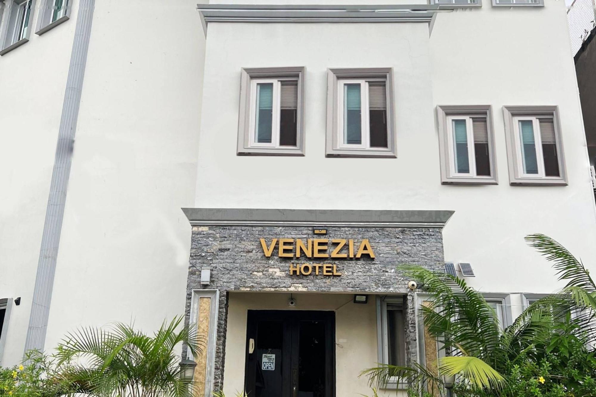 Venezia Suites Hotel Iloilo Bagian luar foto