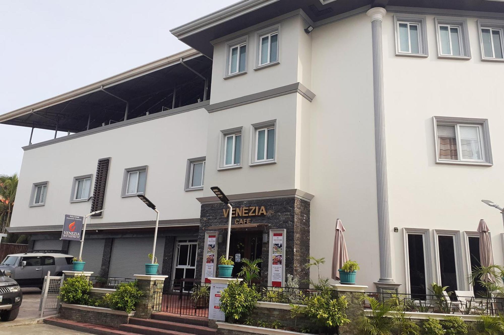 Venezia Suites Hotel Iloilo Bagian luar foto